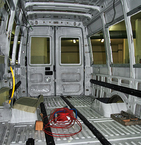 Кузовостроители активно используют технологии вклеивания стёкол при переоборудовании фургонов в пассажирские транспортные средства
