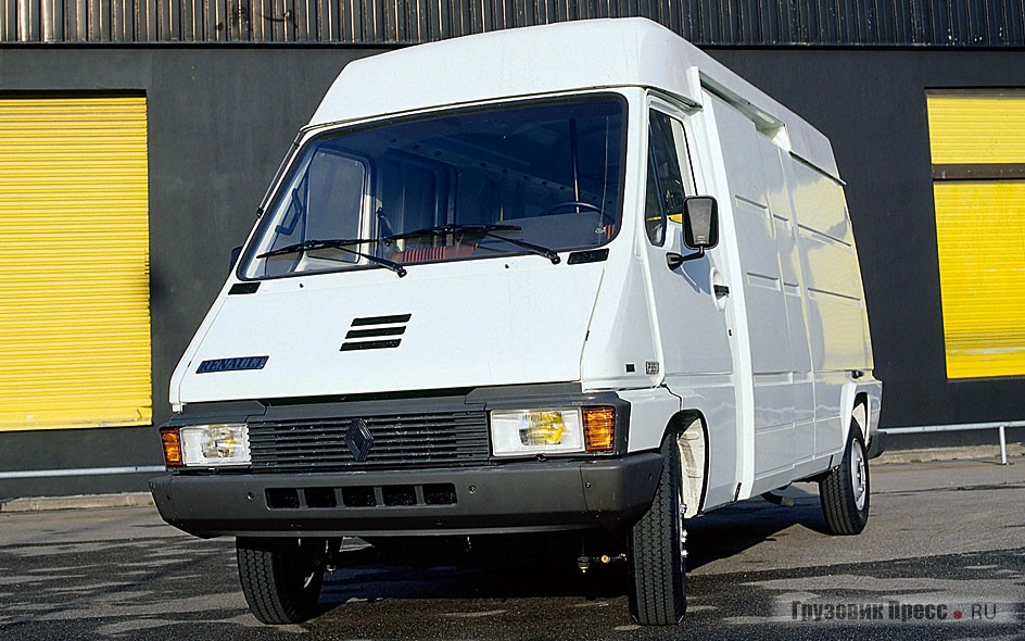 В 1980 г. началось производство первого поколения Renault Master, которое предлагалось в 38 вариантах исполнения и продавалось под именем Renault B90 и B110