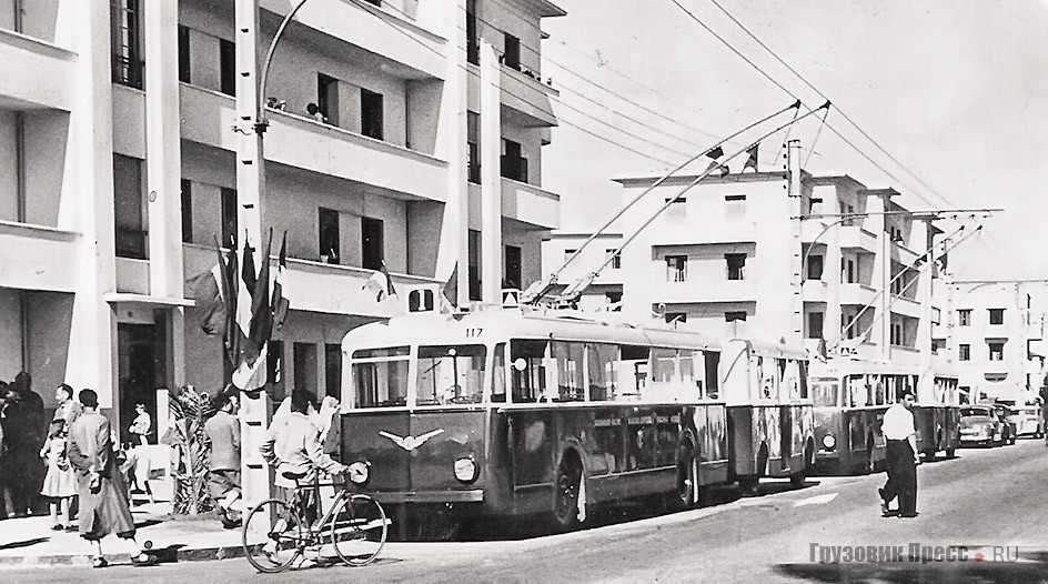 В Касабланке долгое время эксплуатировали троллейбусы Vetra с прицепами