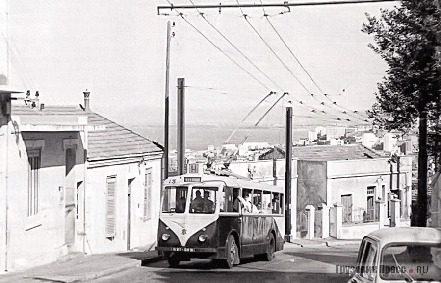В Алжире, как и в других городах региона, после Второй мировой войны работали троллейбусы Vetra CB55