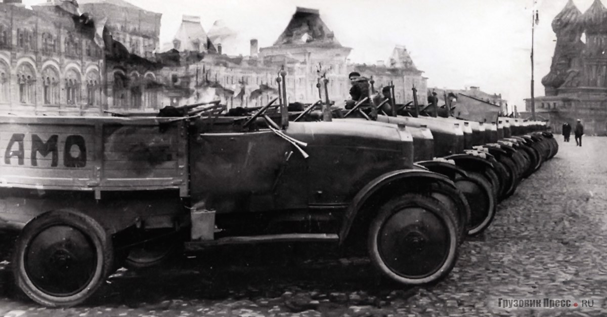 Автомобили АМО Ф-15 на Красной площади перед встречей участников Всероссийского автопробега 1925 г.