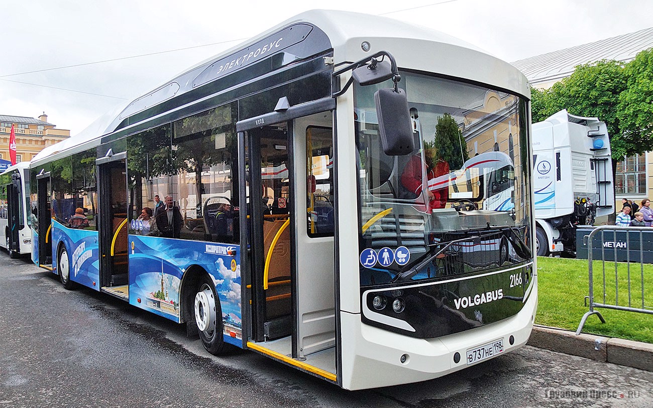 [b]Электробус Volgabus 5270E0 (CR12E)[/b]<br /> Ещё одним электробусом (что поделаешь – модная тема!), представленным на SPbTransportFest, стала машина от компании Volgabus (экс-«Волжанин») модели 5270E0 (торговое обозначение CR12E). В прошлом году такую машину демонстрировали на петербургском параде транспорта только как прототип, а в этом году десять аналогичных машин уже трудятся в автобусном парке № 2 «Пассажиравтотранса» на городском маршруте 128. Одна из них, взяв пару «выходных» с маршрута, и была выставлена на Кленовой улице. В отличие от электробусов с динамической подзарядкой, эксплуатируемых «Горэлектротрансом», электробусы «Пассажиравтотранса» не используют троллейбусную инфраструктуру и выполнены по схеме с ночной подзарядкой – их заряжают на всю смену в ночных перерывах между рейсами. Санкт-Петербург на сегодня – первый и единственный эксплуатант электробусов этой модели; несколько электробусов Volgabus в кузове предыдущего поколения закупил Липецк