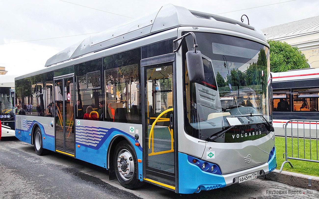 [b]Городской автобус Volgabus 5270GH[/b]<br /> «Укороченные» 10-метровые автобусы Volgabus-5270 стали настоящими бестселлерами: несколько сотен дизельных машин заказала подмосковная компания «Альфа-Грант», а газовые, как эта, уже работают в родных для них Волжском и Владимире. Согласно 220-му ФЗ эти машины относятся к «большому классу» (длиной от 10 метров), а ценой они укладывают на обе лопатки традиционных 12-метровых представителей класса. Volgabus-5270GH оснащён китайским мотором Yuchai, работающим на метане, что позволяет получить солидную скидку за счёт федерального бюджета. К слову, такая же машина сейчас проходит тест-драйвы на маршрутах различных коммерческих перевозчиков Санкт-Петербурга