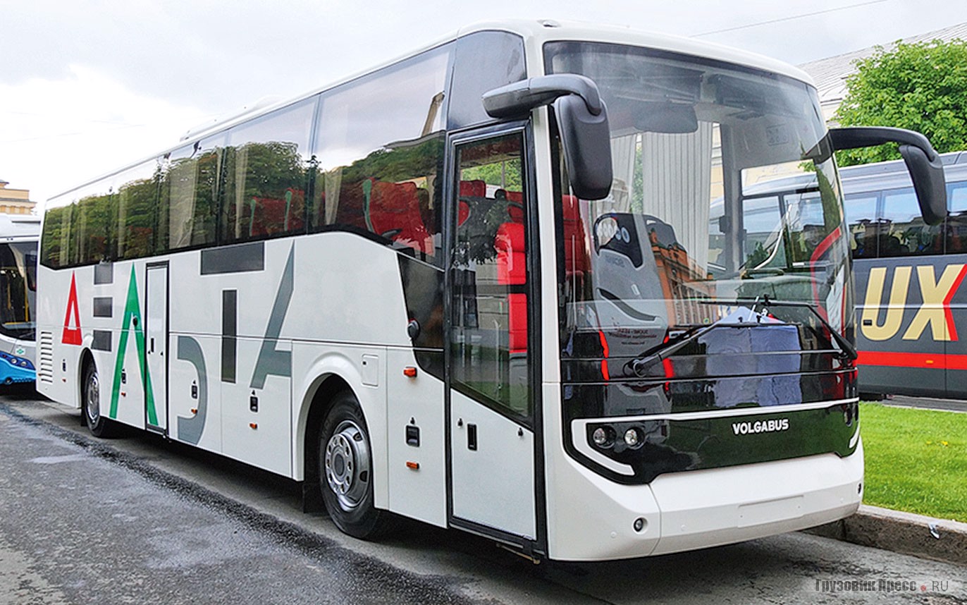 [b]Междугородний автобус Volgabus 5285.05 Delta[/b]<br /> Самой интересной новинкой от Volgabus, впервые вышедшей «в люди», стала новая генерация модели 5285. Междугородный «Волгабас» получил полностью новый кузов, дизайн которого навеян электробусом 5270E0. Впервые после долгого перерыва российские футболисты из топового клуба получат отечественный автобус. Такую «Дельту» получит московский ФК «Локомотив» в качестве клубного автобуса