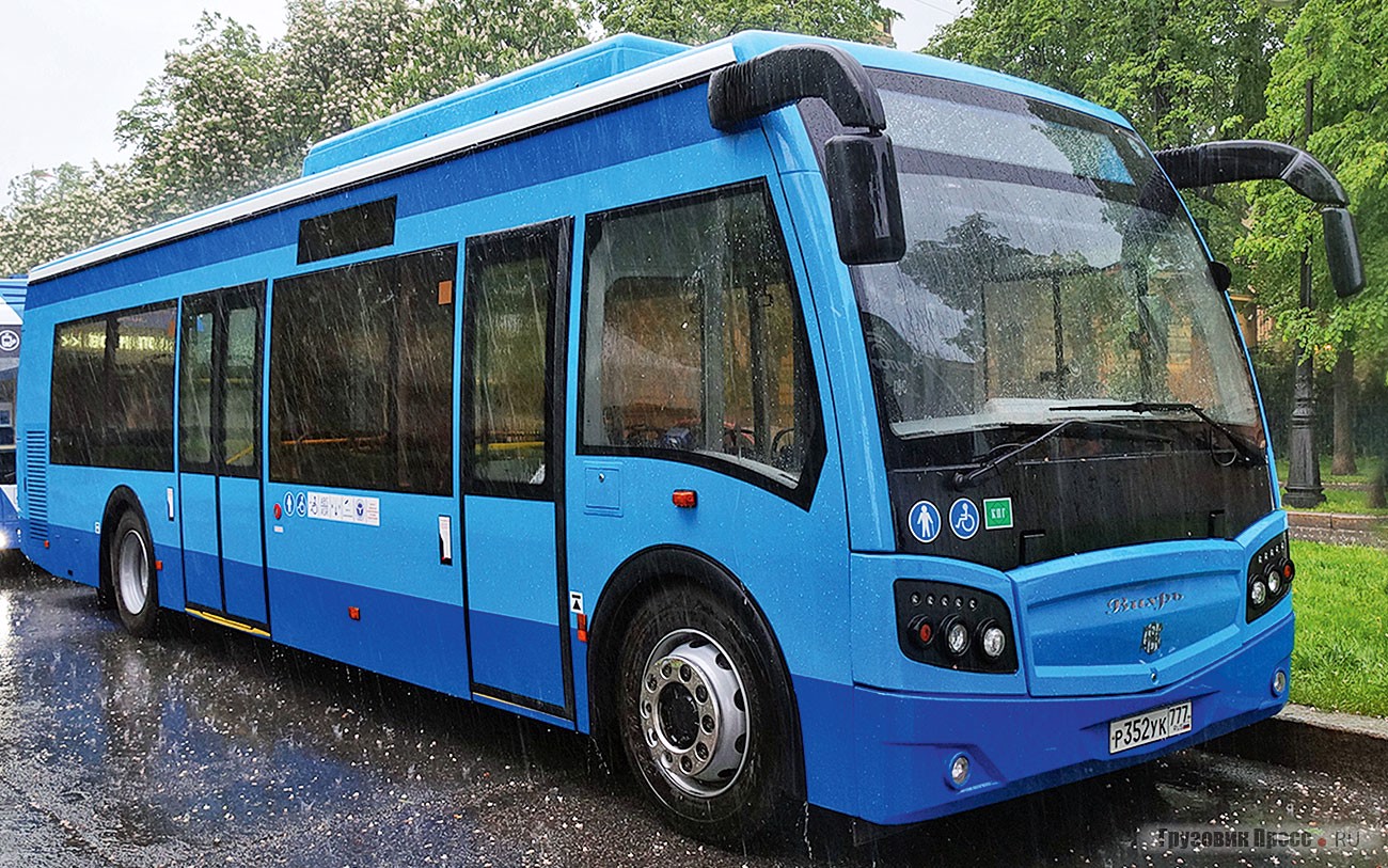 [b]Городской автобус ДВС-429367 «Вихрь»[/b]<br /> Публике вновь продемонстрировали разработку подмосковной компании «Д.В.С.-Эко» – газовый автобус ДВС-429367 «Вихрь». Долгие годы «Д.В.С.-Эко» работала в качестве партнёра ЛиАЗа по газомоторному транспорту: именно эта компания на арендуемых у завода площадях устанавливала газобаллонное оборудование на новые автобусы ЛиАЗ и  выпускала сопутствующую продукцию. «Вихрь» был построен в единственном экземпляре в 2015 году, и с тех пор успел пройти испытания как с газовыми моторами Cummins, так и с ЯМЗ-536. Машина скомпонована нестандартно: водитель, как в трамвае, сидит над передней осью в широкой кабине (привет «Пионеру»!), а задняя ось сдвинута так, чтобы образовать большую низкопольную площадку между осями – без использования дорогих портальных мостов. Создатели рассчитывают, что такая машина будет актуальна для регионов, а станет доступна не только благодаря дешёвым неразрезным осям, но и в том числе за счёт дисконта по «газовой» госпрограмме. Но пока что автобус, являющийся эдакой «Альтерной» из XXI века, до сих пор кочует по выставкам и ни разу не испытывался на линии с пассажирами. Впрочем, в «Д.В.С.-Эко» серьёзно настроены на то, что машину возьмёт на испытания петербургский «Пассажиравтотранс», и тогда «Вихрь», наконец, выйдет на маршрут