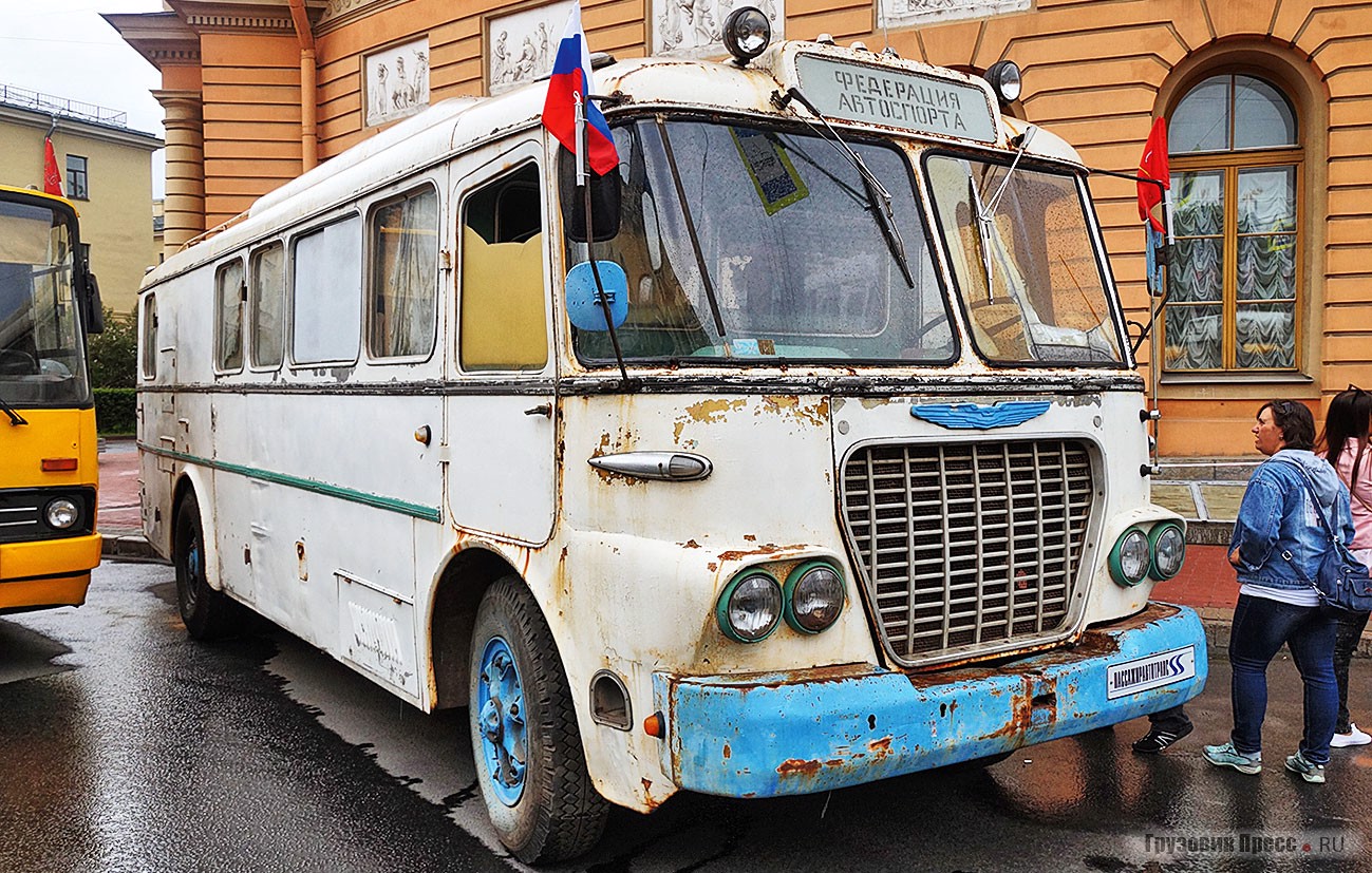 [b]Автобус Ikarus-630, 1967 г.в.[/b] <br /> – главная премьера от хозяев мероприятия – Петербургского музея автобусов СПб ГУП «Пассажиравтотранс». Он приобретён в казахстанском Кокчетаве. Изначально машина была построена в виде передвижного зубоврачебного кабинета («Дентобус») – они широко использовались в СССР для оказания квалифицированной медпомощи даже в отдалённых селениях. Позднее автобус достался местным гонщикам, которые возили в нём кроссовые мотоциклы, от них в наследство осталась надпись «Федерация автоспорта» на переднем аншлаге. А потом, вплоть до середины нулевых годов, в этом «Икарусе»… возили картошку на продажу в Омск! Сегодня – это единственный в России и бывшем СССР ходовой образец переднемоторного семейства «Икарусов», включающего модели 620 и 630. В Санкт-Петербург машина была доставлена минувшим летом прямо из Казахстана на специальном автобусном эвакуаторе «Пассажиравтотранса»