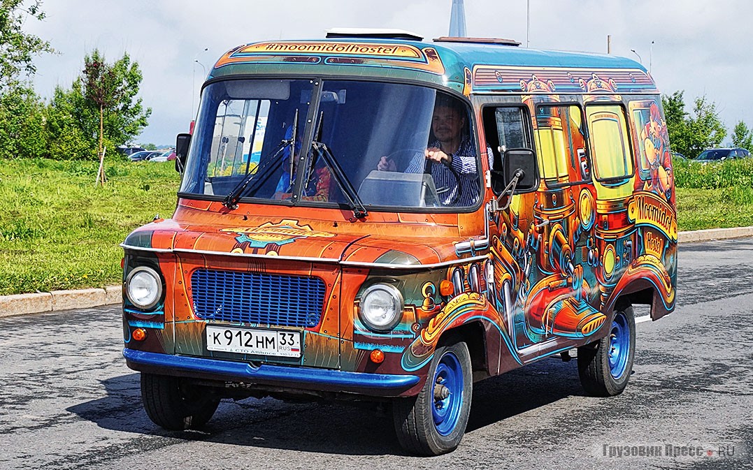 [b]Грузопассажирский фургон Nysa 522M, 1990 г.в.[/b] <br />В паре с польским «Жуком» из той же коллекции на парад прибыла и «Ныса» – фургон, выпускавшийся заводом FSD, или Fabryka Samochodów Dostawczych в городе Ныса. Эта машина, прежде служившая лабораторией контроля качества воды, восстановлена в качестве обычного грузопассажирского фургона, а для парада была оклеена в рекламу дружественного владельцу хостела