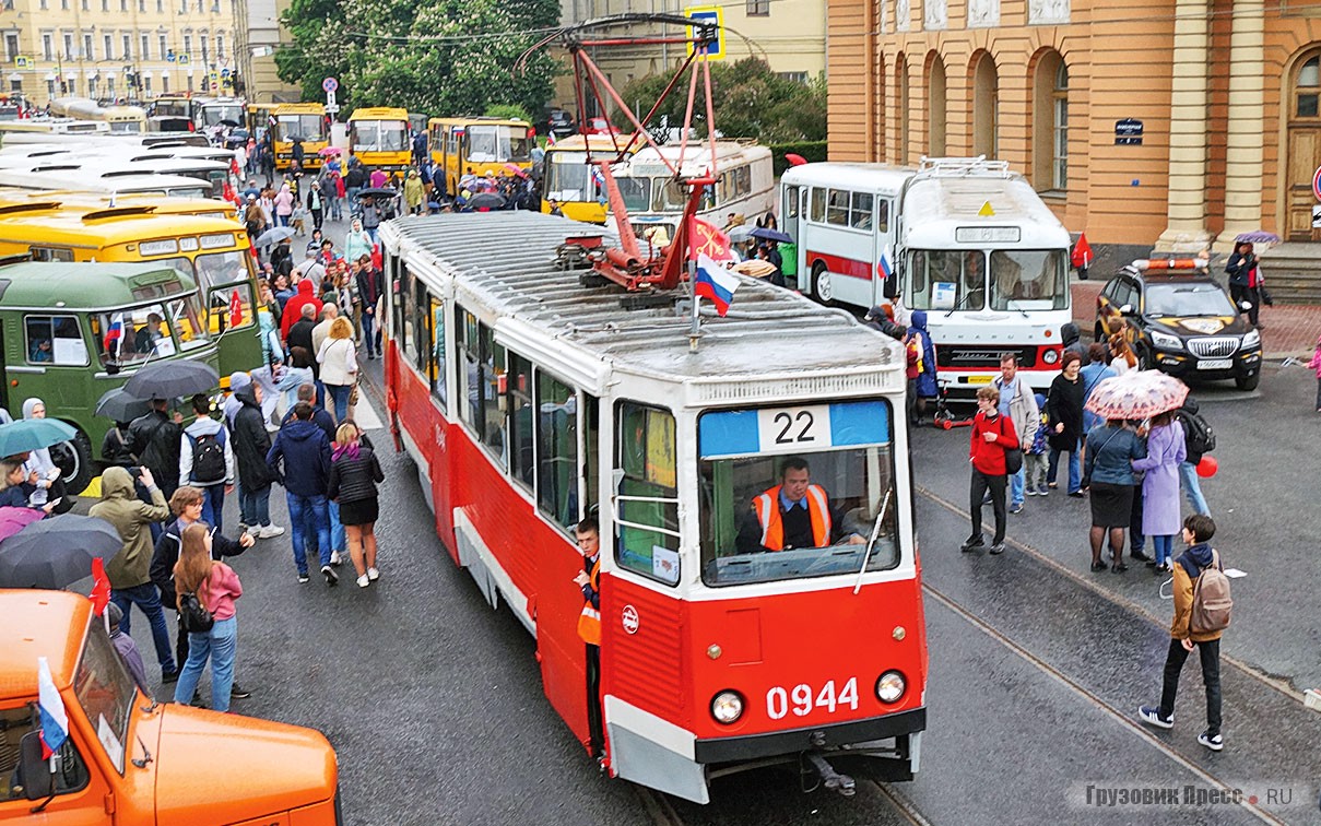 [b]Трамвай 71-605 (КТМ-5м3), 1983 г.в.[/b] <br />Исторически советский Ленинград обходился трамваями собственного производства – сначала Путиловского/Кировского завода, а после – ВАРЗа. Но в этом правиле случилось одно крупное исключение: в начале 1980-х, когда ВАРЗ реконструировали и его производственные возможности были ограничены, Ленинград получил крупную партию усть-катавских вагонов 71-605 (известных и как КТМ-5м3). Все они поступили в новопостроенный Совмещённый трамвайно-троллейбусный парк, обслуживающий маршруты северо-востока города. Эти вагоны, заметные благодаря сдвижным дверям и гофрированной обшивке, – самые популярные трамваи в мире с тиражом, превышающим 14 тысяч экземпляров, они превзошли даже чехословацкую Татру Т3!