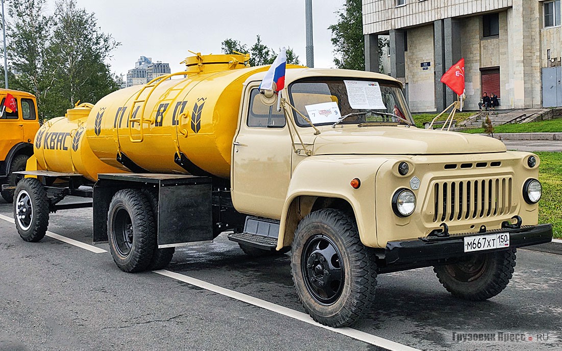 [b]Автоцистерна ГАЗ-52-04, 1977 г.в. с прицепом-бочкой[/b] <br />Компания RetroBus в этом году удивила «неавтобусным» приобретением. На сей раз публике показали грузовик, пополнивший коллекцию в этом году. ГАЗ-52-04 первоначально служил армейской дезинфекционной установкой, много лет провёл на консервации, а после выхода «на пенсию» обрёл цистерну для перевозки воды и живой рыбы. В таком виде он отслужил несколько лет в Костромской области, а теперь это ретро-экспонат, дополненный прицепом-бочкой для кваса