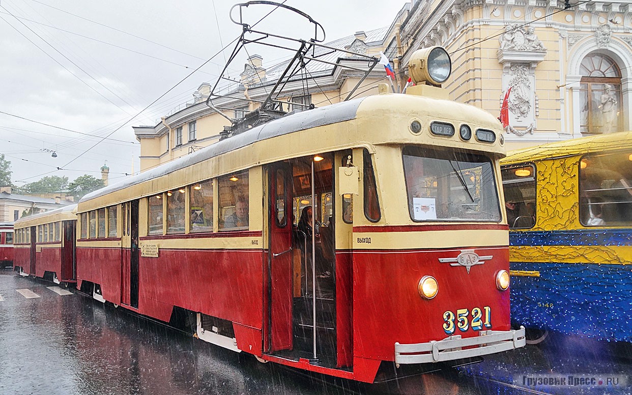 [b]Трамваи ЛМ-47, 1948 г.в. и ЛП-47, 1949 г.в.[/b] <br />Трамваи – Ленинградский Моторный и Ленинградский Прицепной, образца 1947 года, или ЛМ/ЛП-47, строились после войны на шасси разрушенных бомбёжками «американок» – довоенных вагонов ЛМ/ЛП-33. За окрас в цвет слоновой кости их прозвали «слонами», а модель стала крайне немногочисленной. Уже в 1949 году был налажен выпуск полноценно новых вагонов серии ЛМ/ЛП-49 на новой ходовой части. Моторный вагон ЛМ-47 служил путеизмерителем, а прицепной ЛП-47 – складом в депо,  они были восстановлены в 1997 году к 90-летию петербургского трамвая