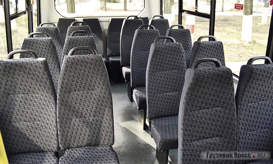 Четырёхрядная планировка сидений оставляет не много места для среднего прохода, но предполагается, что стоящий пассажир может быть только один… Охотно верим!