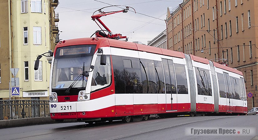 Белорусский трамвай БКМ 843 в Санкт-Петербурге: 80% низкого пола, моторные поворотные тележки под крайними секциями, средняя секция – на опорной тележке