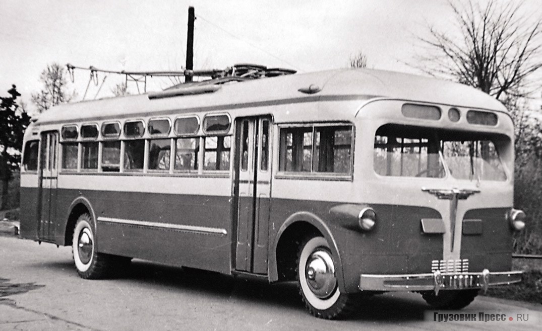 Троллейбус МТБ-82, окрашенный по третьей схеме окраски, принятой позже за основную
