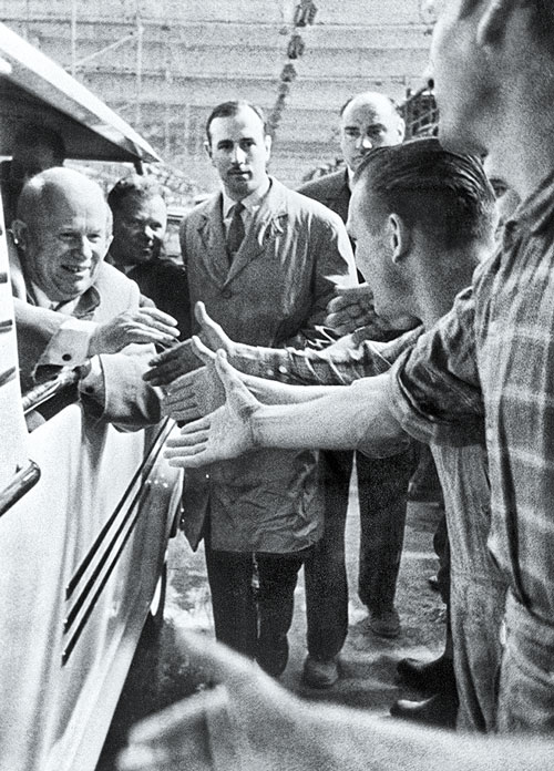 Именно на нём 31 марта 1960 г. возили по заводу Renault Никиту Сергеевича Хрущёва