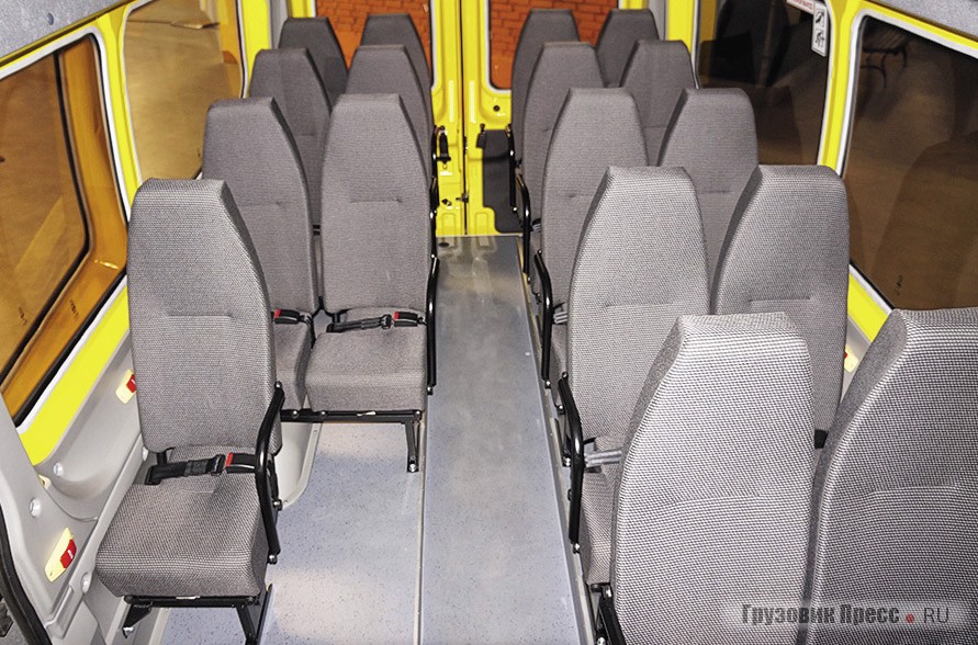 Автобус для перевозки детей «Нижегородец-TST41». Благодаря применению узких сидений внутри салона удалось разместить 20 мест для школьников и ещё два для сопровождающих