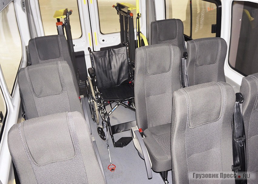 13-местный социальный микроавтобус – «Нижегородец-2227SD». В корме предусмотрен подъёмник с электроприводом для загрузки коляски и есть петли для её фиксации, все кресла в салоне с трёхточечными ремнями