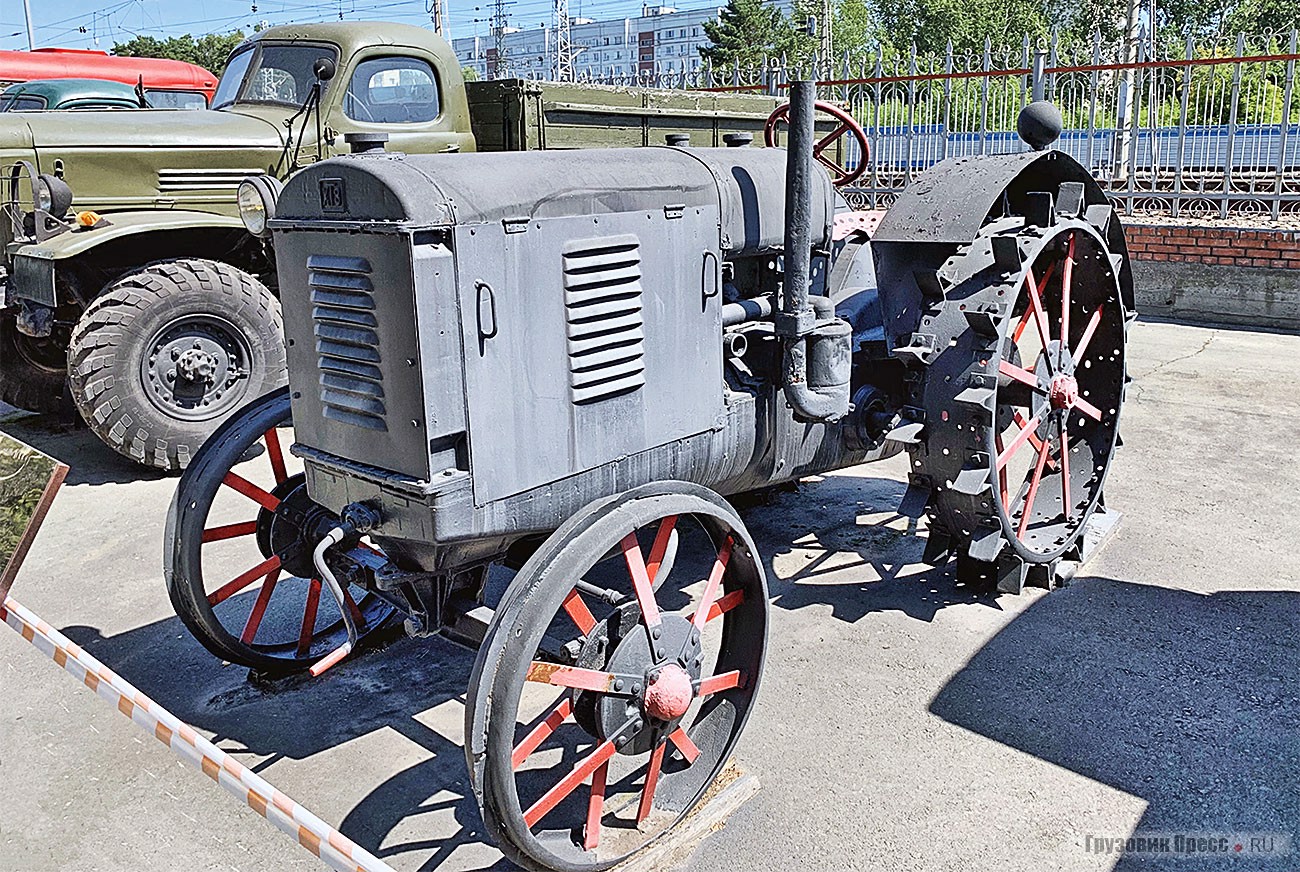 Колхозная классика – [b]СХТЗ-15/30[/b]. Наш самый массовый довоенный колёсный трактор уцелел в таком количестве, что его повсюду водружают на постаменты. С 1930 по 1937 год Сталинградский и Харьковский тракторные заводы сообща выдали свыше 390 000 этих неприхотливых машин – вдвое больше, чем сделали американского оригинала McCormick Deering 15-30. Лицензию на него мы приобрели у компании International Harvester, грузовики которой затем поступали к нам по ленд-лизу. А тракторный завод в Сталинграде проектировал архитектор Альберт Кан, возводивший завод Форда в Ривер Руж. Числа указывают на развиваемую трактором мощность на крюке и на шкиве отбора мощности. Экспонату не помешала бы реставрация