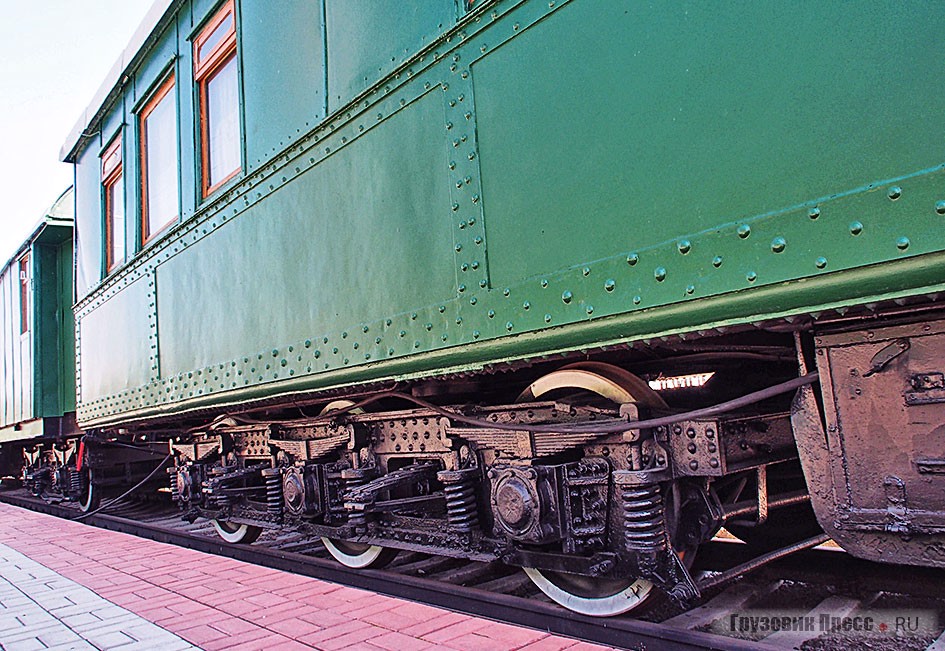 Один из старейших экспонатов – [b]вагон служебный бронированный № 23[/b]. Построен в 1898 году Александровским заводом в Санкт-Петербурге. Использовался старшими агентами дороги во время инспекций. Неспокойно, видимо, было на дорогах Российской империи! Бронирование разнесённое, между сталью засыпан песок. Этакую тяжесть (72 тонны!) приняли на себя две трёхосные  тележки. В осях стоят подшипники качения (а не буксы, которые, как известно, горят). Впервые применено освещение вагона от динамо с приводом от оси вагона