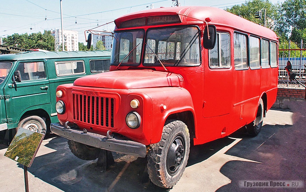 Поздний экземпляр [b]КАвЗ-685[/b], с 1983 года выпускавшийся на шасси ГАЗ-53-12-1040 и носивший поэтому индекс 685М. Шасси отличается от базового грузовика более мягкими сдвоенными амортизаторами заднего моста и двухконтурной тормозной системой. КАвЗ-685М сохранил прежнюю форму информационного табло на крыше (с двумя окнами), однако облицовка передка – как у запущенного в производство на Горьковском автозаводе в 1983 году модифицированного грузовика ГАЗ-53-12. Этот 28-местный автобус делали до 1986 года