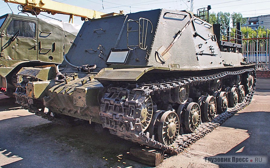 [b]Бронированный тягач тяжёлый БТТ-1[/b] (без спецоборудования) создан в КБ ленинградского Кировского завода в 1962 году на основе «зверобоя» – самоходной артиллерийской установки ИСУ-122. Просторная боевая рубка очень удобна для экипажа из двух человек. На крыше моторно-трансмиссионного отсека установлена грузовая платформа грузоподъёмностью 3 т. Спереди приварены демпферные упоры с башмаками для расталкивания преград