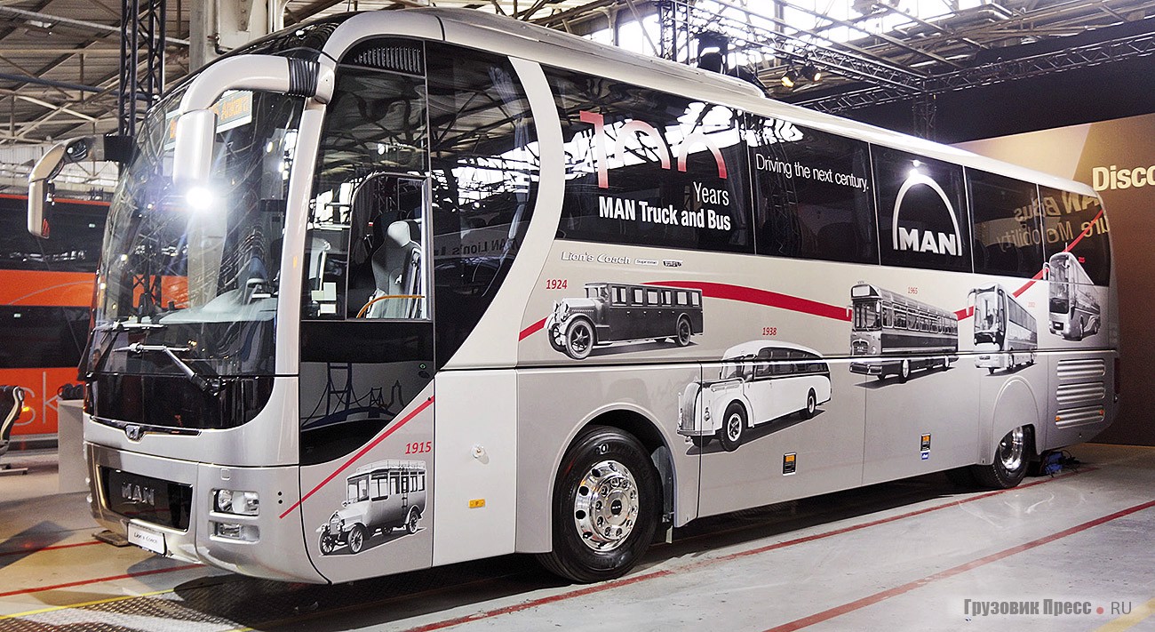 Междугородный [b]MAN Lion’s Coаch Supreme (R08)[/b] в оклейке, посвящённой 100-летию компании MAN Truck end Bus. На бортах основные вехи автобусостроения с 1915 по 2015 год