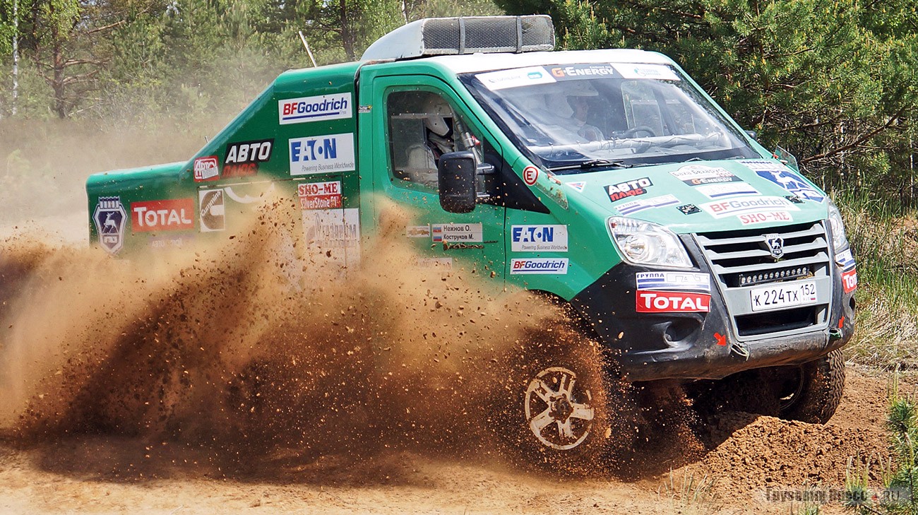 [b]ГАЗ-33027[/b] – несмотря на аналогичное название, ещё в прошлом году машина Михаила Кострукова заметно отличалась длиной от болида брата. Однако по итогам сезона решено было привести её в состояние «короткого» варианта, что положительно сказалось на скорости