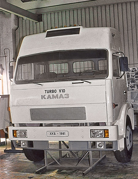Начиная с 1976 года силами сотрудников ХКБ было разработано и изготовлено несколько макетов модернизации кабины КамАЗ – 1981 год