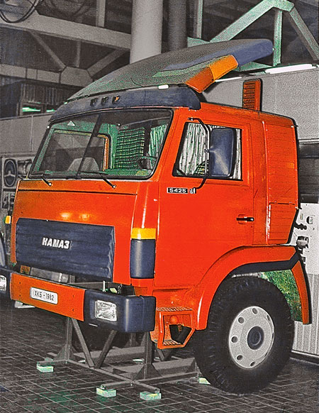 Начиная с 1976 года силами сотрудников ХКБ было разработано и изготовлено несколько макетов модернизации кабины КамАЗ – 1982 год