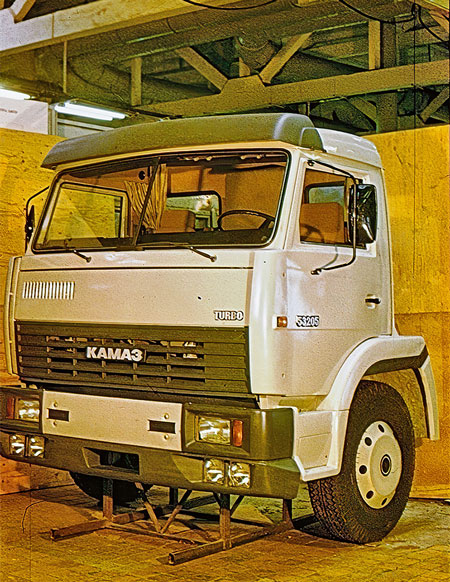Начиная с 1976 года силами сотрудников ХКБ было разработано и изготовлено несколько макетов модернизации кабины КамАЗ – 1985 год