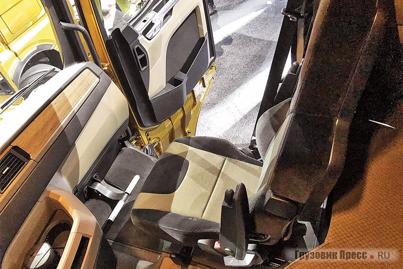 Кресло второго водителя оснащено подлокотниками, что встречается не часто, есть даже подставка для ног