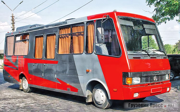 [b]Штабной автобус изготовлен в 2007 году на базе модели туристского автобуса А079[/b]. Его изюминка в салоне, который разделён на две зоны. В первой, что ближе к водителю, расположено 8 пассажирских сидений. Вторая зона оборудована всем необходимым с целью создания максимального комфорта в пути: мягким диваном, большим столом, газовой плитой, умывальником, душевой кабиной, холодильником, двумя видеосистемами, кондиционером. Зоны автобуса в случае необходимости разделяются дверью-купе, в каждую из зон есть отдельный вход