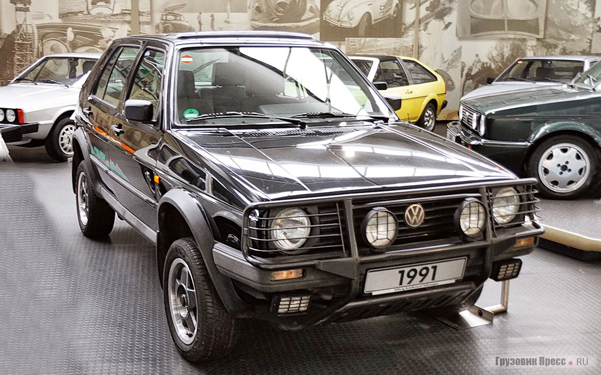 В 1990 году в пику русской ВАЗ-2121 «Нива», американскому AMC Eagle и японскому Subaru Leone 4wd в ФРГ был представлен первый в истории гражданский внедорожник. [b]Volkswagen Golf Country[/b] он представлял собой кузов серийной модели Golf II поколения с полноприводной трансмиссией Syncro, нахлобучен на оригинальную лонжеронную раму. Совместно с австрийской Steyr-Daimler-Puch до 1991 года, выпустили 7465 машин всех модификаций. В дальнейшем полноприводные «гольфики» обходились трансмиссиями Syncro и 4motion без рамы и джиперского обвеса