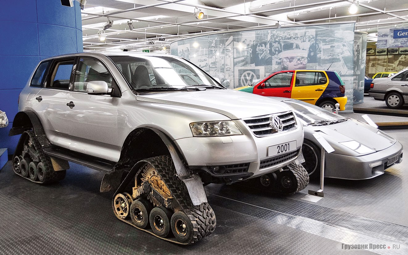 [b]Внедорожник Volkswagen Ketten-Touareg I W12[/b], основанный на предсерийном образце «Туарега» с 6-литровым мотором W12 (420 л.с.), построен за год до запуска серийного производства модели. Но главное – вместо традиционных колёс машина оснащена 4 гусеничными движителями