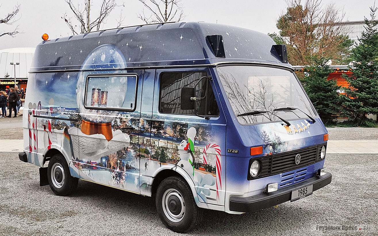 Volkswagen LT28 представлены в отдельной экспозиции Ганновера. Но к рождественским и новогодним праздникам на территорию развлекательного комплекса Autostadt в Вольфсбурге был привезён выставлен и [b]грузопассажирский фургон Volkswagen LT28 образца 1985 года[/b] из заводской коллекции