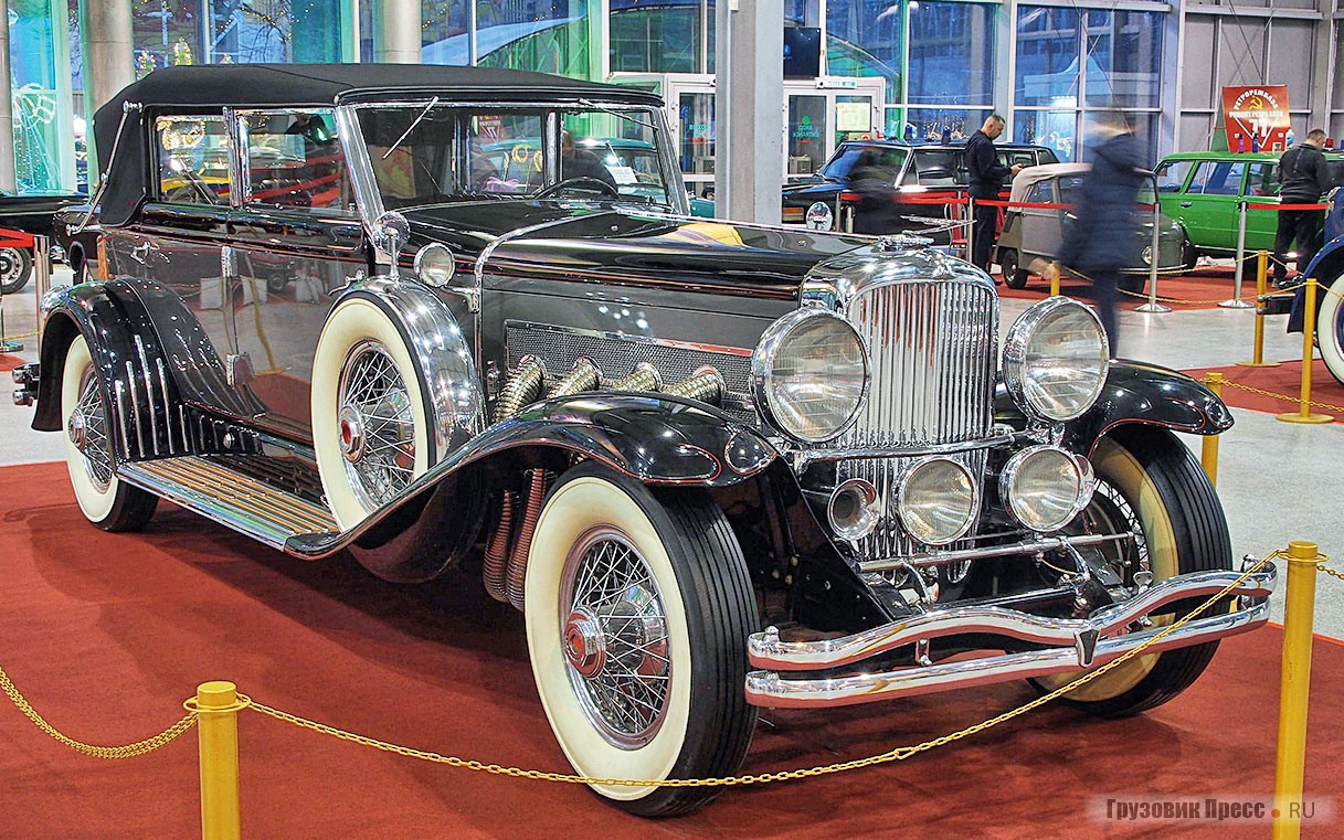 Есть легковые автомобили, мимо которых не пройдёт даже самый закоренелый дальнобойщик. [b]Duesenberg Model J с кузовом Convertible Berline ателье Le Baron был выпущен в 1929 году.[/b] На то время «дюзенберги» считались самыми совершенными и дорогими автомобилями мира. 8-цилиндровый рядный мотор с четырьмя клапанами на цилиндр и двумя верхними распредвалами выдавал 265 л.с. Данный экземпляр был продан на аукционе RM Sotheby’s 10 марта 2012 года за $803 000