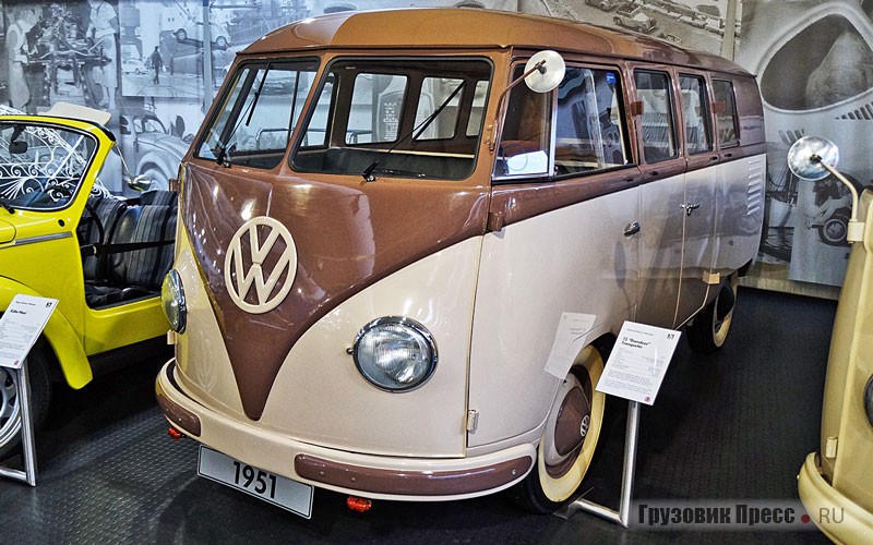 Вариант [b]микроавтобуса первого поколения «Транспортёра»[/b] со служебной дверью в правом борту для британского рынка… но руль при этом находится слева, а не справа! Прозвище Barndoor (букв. – сарайная дверь) относится к «кляйнбусам» раннего выпуска, до 1955 года. Такие [b]Volkswagen Typ 21[/b] несут ряд заметных отличий по кузову относительно более поздних представителей этого поколения. При этом важно отметить, что прозвищем они обязаны корме с более крупным люком мотоотсека, а не из-за двухстворчатой распашной боковой двери