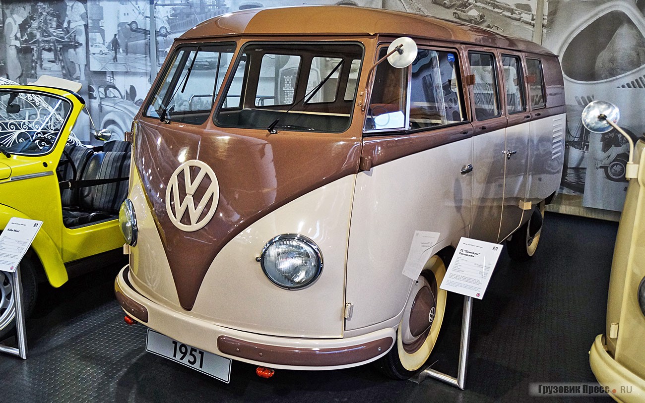 Вариант [b]микроавтобуса первого поколения «Транспортёра»[/b] со служебной дверью в правом борту для британского рынка… но руль при этом находится слева, а не справа! Прозвище Barndoor (букв. – сарайная дверь) относится к «кляйнбусам» раннего выпуска, до 1955 года. Такие [b]Volkswagen Typ 21[/b] несут ряд заметных отличий по кузову относительно более поздних представителей этого поколения. При этом важно отметить, что прозвищем они обязаны корме с более крупным люком мотоотсека, а не из-за двухстворчатой распашной боковой двери