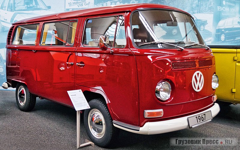 В 1967 году [b]Volkswagen 2-го поколения[/b] пришёл на смену первому поколению. Новая [b]модель Kombi Typ 231[/b] стала на 20 сантиметров длиннее, но сохранила колёсную базу и ширину кузова. В отличие от предшественника, у Т2 спереди стояла неразборная плоская панель, общая площадь остекления удвоилась, а сдвижная дверь пассажирского салона заменила распашную двухстворчатую