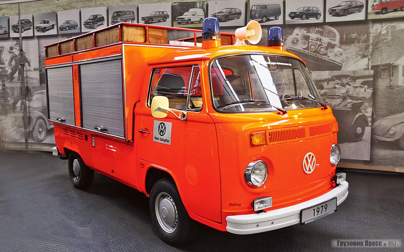 Несмотря на заднемоторную компоновку, неудобную для монтажа спецоборудования, огромное количество «Транспортёров» первых поколений было конвертировано в автомобили пожарных частей и их выпускали вплоть до снятия модели с продажи в Европе в 1979 году. Этот [b]Volkswagen Transporter Feuerwehr Gerätewagen Typ 261 (T2b)[/b] с  оборудованием Weinsberg работал в собственной пожарно-технической службе автозавода Volkswagen в Зальцгиттере