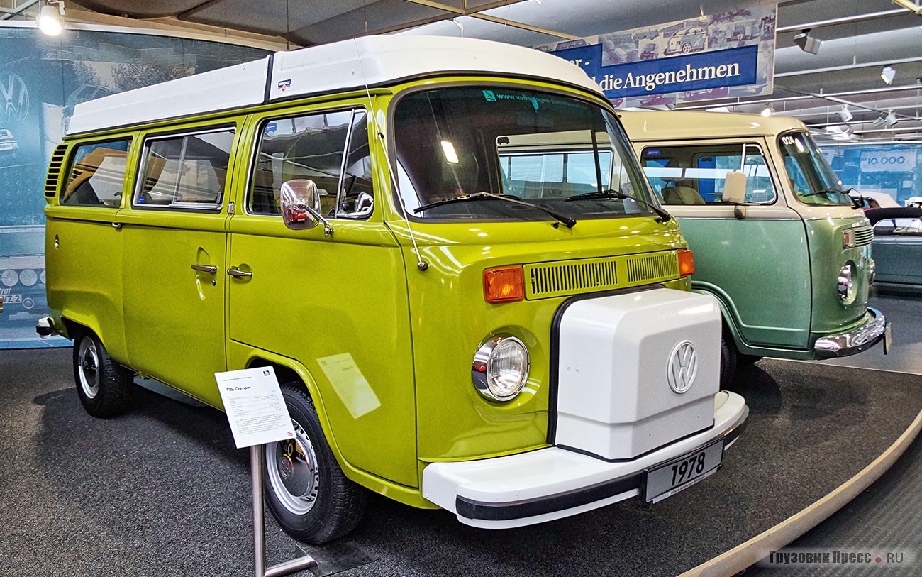 Крупнейшим производителем автокемперов в былые годы была Westfalia. [b]Автодача Volkswagen Camper Typ 251 SO44 (T2b)[/b] с подъёмной крышей из пластика и стеклоткани была представлена на IAA в 1978 году. Под подъёмной крышей расположены два спальных места, а в салоне доступны даже холодильник и раковина. Во внушительном ящике «на носу» кемпера скрывается масляный радиатор, перенесённый для экономии пространства из кормы