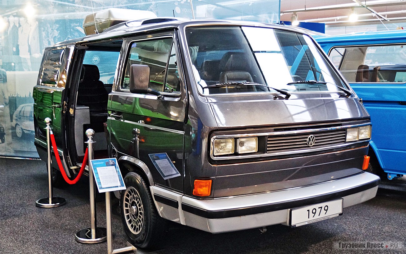 В 1979 году был представлен [b]концепт Volkswagen Traveller Jet[/b]. Он оснащался максимально богато: кондиционер салона, телевизор и индивидуальные кожаные кресла. Особенностью этой машины стали увеличенная площадь остекления, напротив сдвижной двери в левом борту сделано огромное тонированное окно «в пол», а задняя дверь выполнена прозрачной. Отделка салона и уровень комфорта для пассажиров позволяли конкурировать с самыми роскошными автомобилями той поры.Traveller Jet был оснащён ещё старым мотором воздушного охлаждения и стал предтечей появившейся в 1982 году модели Caravelle. Впрочем, серийную «Каравеллу» столь богато уже не оснащали