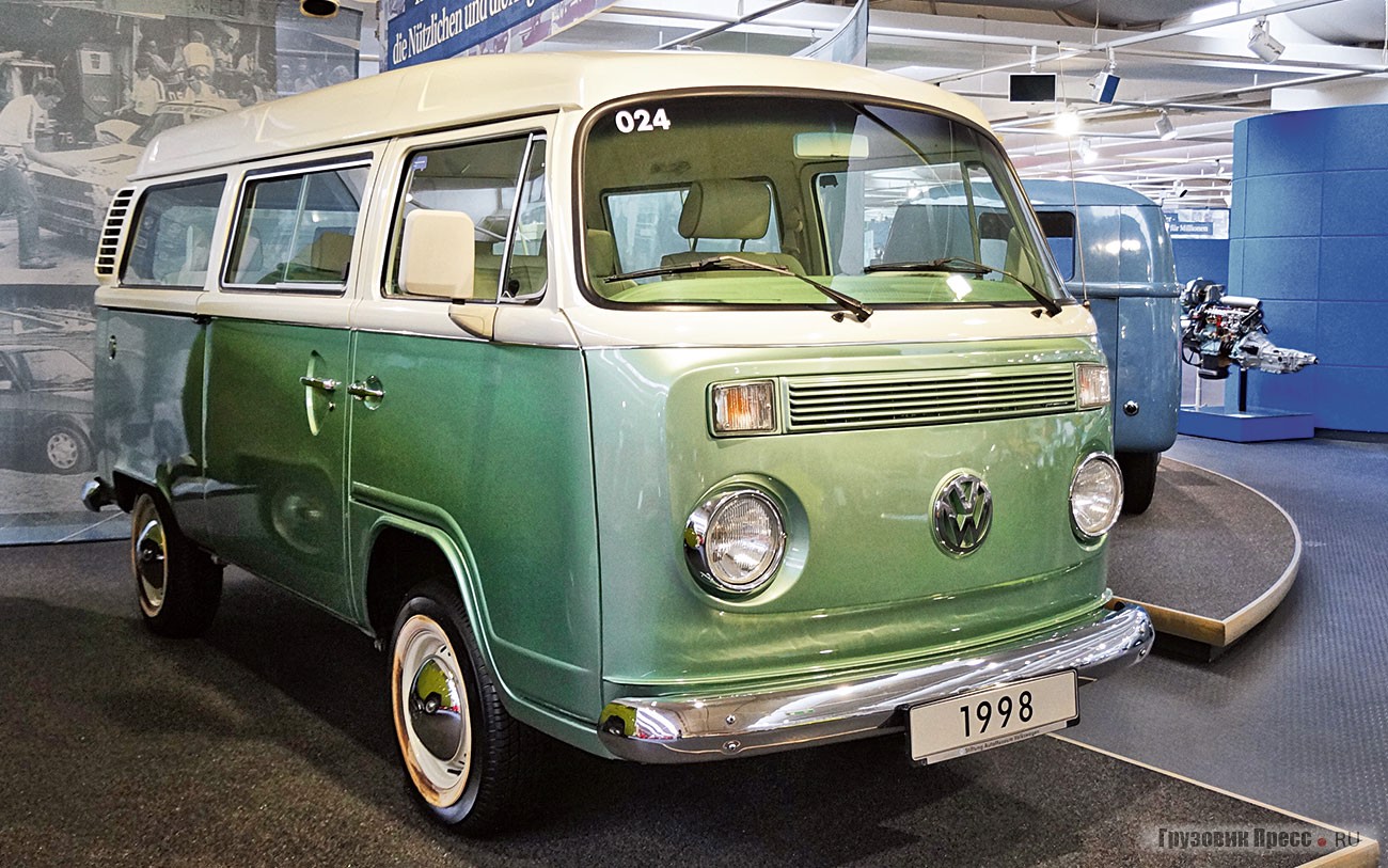 После того, как семейство Т2 сошло с дистанции в Европе, долгую и почётную пенсию оно обрело в Бразилии: там II поколение продолжали выпускать вплоть до 2013 года. [b]Volkswagen Nova Combi Typ 251.[/b] Итерация T2c – последнее звено эволюции серии Т2, получившая в 2006 году рядный мотор водяного охлаждения вместо оппозитного спиртового «воздушника». Двухцветная модель микроавтобуса продавалась под суббрендом Carat и представляла собой богато оснащённый микроавтобус, оставаясь недорогим транспортным средством