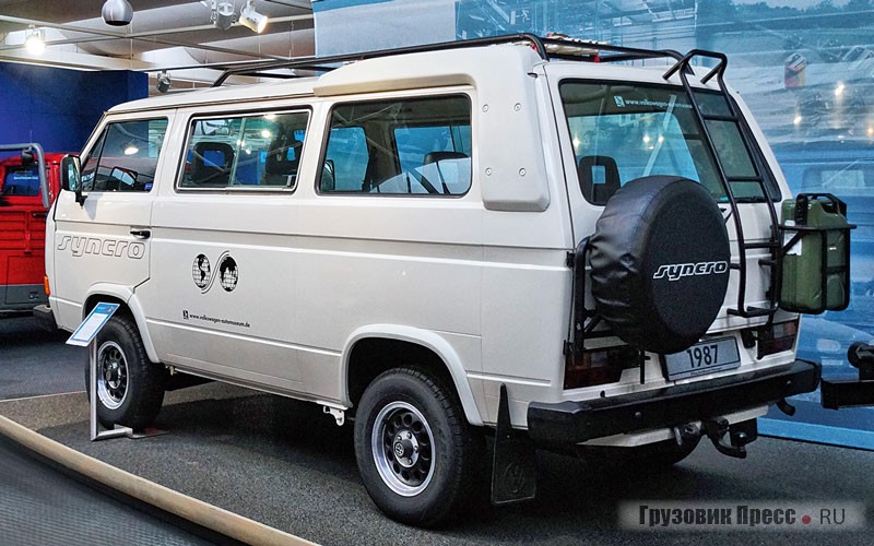 В 1985 году в производство пошёл [b]Volkswagen Caravelle Syncro  255 567 (T3)[/b]. Серьёзный внедорожный микроавтобус на его базе, подготовленный для экстремальных путешествий. Машину комплектовали наружным запасным колесом, дополнительным багажником с лестницей на крышу, а запас топлива перевозился в канистрах, на задней двери