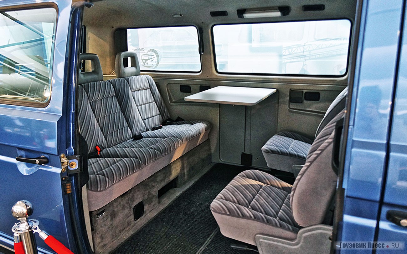 В 1985 году представлен первый [b]Volkswagen Multivan Bluestar[/b] – автомобиль новой концепции для активного семейного отдыха и ЗОЖ. Семейный минивэн оснащён трансформируемым салоном, спальными местами. Оператор немецкого телеканала ZDF Дитер Шнайдер купил этот Bluestar в 1989 году, чтобы возить семью и рабочий двухмоторный ДПЛА с камерой.На протяжении двух десятков лет к моменту передачи в заводскую коллекцию машина наездила 550 000 км, сохранив оригинальный мотор и КП без ремонта, а кузов и салон – в образцовом состоянии. Сейчас самолёт, в память о богатой истории машины, экспонируется в музее вместе с автомобилем