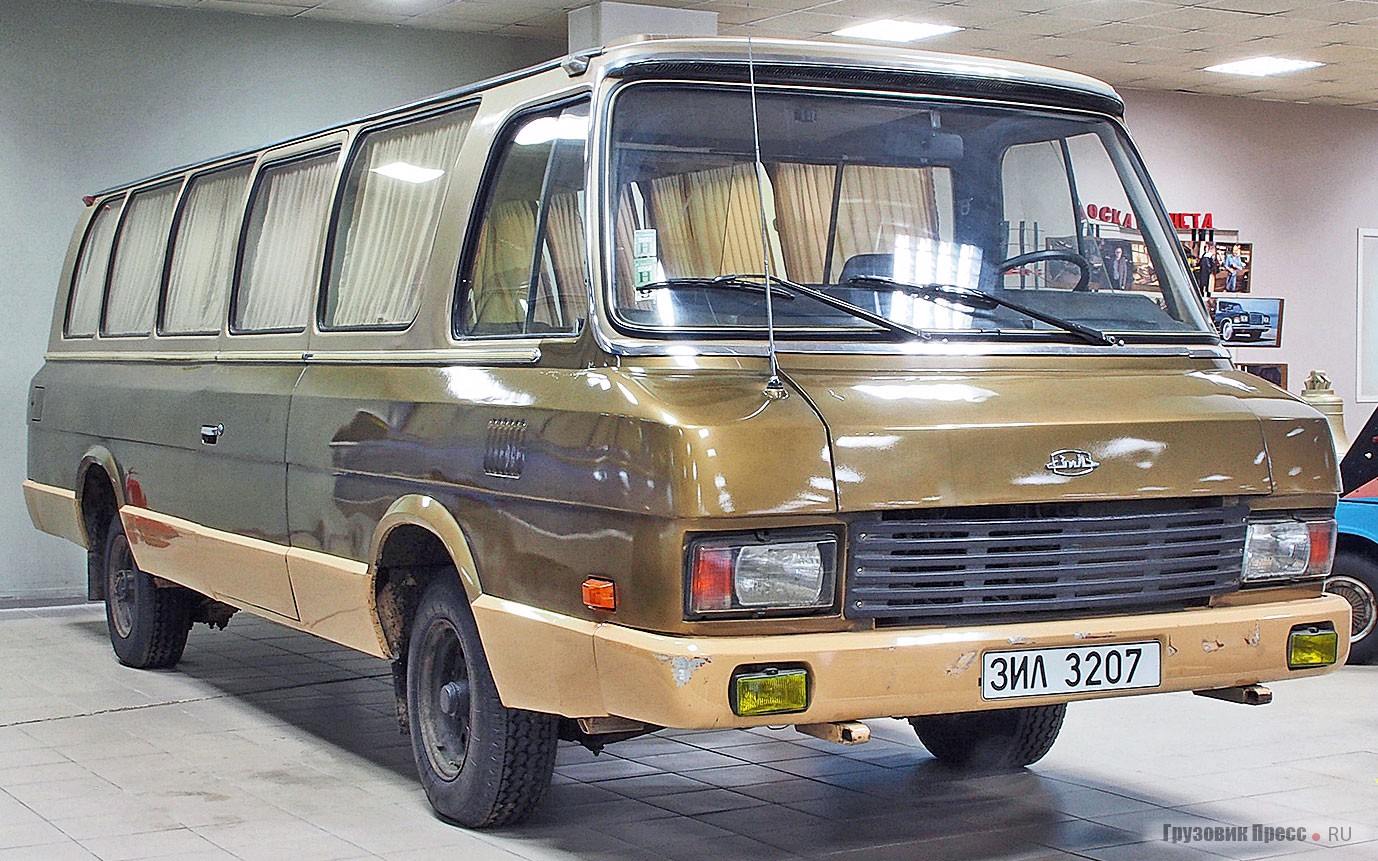 [b]ЗИЛ-3207, шасси № 61, 1998 г.[/b] Последний автобус, выпущенный заводом. Блок-фары от ВАЗ-2105 «Жигули» призваны были осовременить облик автомобиля, но на деле лишь отразили общую атмосферу потерянности и безысходности, царившую в стране. Как и модернизированной «Юности», самому заводу не нашлось места в новых реалиях