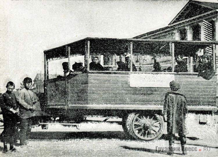 Изготовленный в Екатеринбурге автобус совершал рейсы из города к озеру Шарташ. 1923 г.