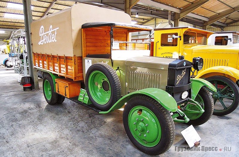 Грузовик [b]Berliet Type VMP[/b] с брезентовым тентом. Дата выхода на рынок – 6 мая 1925 года. Это 3,3-тонное шасси использовалось также под коммерческий фургон или автобус, рассчитанный на перевозку 18 пассажиров. <br />Berliet VMP комплектовался 4-цилиндровым бензиновым мотором объёмом 3,3 литра. Двигатель агрегатировался с 4-ступенчатой коробкой передач и дисковым сцеплением. Вместо цепного привода в автомобиле применён червячный редуктор ведущего моста. Максимальная скорость – 50 км/ч