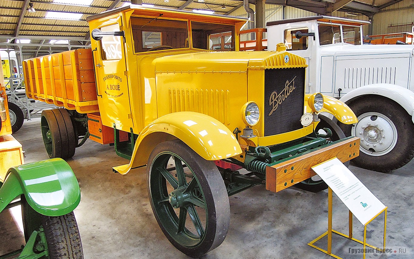 [b]Berliet Type GCM 5[/b] в варианте самосвала с гидроприводом был впервые представлен 19 марта 1927 года. Автомобиль оснащался 5,3-литровым 4-цилиндровым карбюраторным двигателем и 4-ступенчатой коробкой передач с редуктором отбора мощности. Полная масса транспортного средства – 10 т. Этот грузовик найден в автопарке семейного автотранспортного предприятия Boué из городка Мане в регионе Верхняя Гаронна. Автоперевозчик любезно предложил потрёпанного жизнью «трудягу» руководству Fondation Berliet. Восстановлением редкого экземпляра до оригинального вида и рабочего состояния занимались механики из фирмы SAMAT