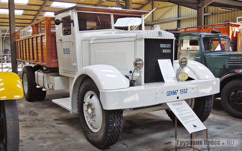 [b]Berliet Type GDHM 7 (1932 г.в.) Diesel Rapide.[/b] В 1932 году компания запустила в производство собственную серию дизельных двигателей Acroс с приобретённой по лицензии системой непосредственного впрыска топлива. В связи с этим была проведена модернизация серии тяжеловозов и её итогом стало появление самого совершенного на тот момент грузовика Berliet GDHM7. Автомобиль оснащался новым 4-цилиндровым 7,2-литровым дизельным двигателем, 4-ступенчатой МКП, тормозной системой с сервоприводом, колёсами Michelin, полным пакетом электрооборудования с системой запуска от электростартёра и новой 3-местной комфортабельной кабиной с двухкомпонентным ветровым стеклом. Грузоподъёмность автомобиля – 7 т, а полная масса – 12,5 т. Максимальная скорость машины – 70 км/ч. Всего с 1928 по 1934 год на фирме Berliet выпущено более 1000 грузовиков Berliet GDHM 7. <br />Лионская компания Le Bon Lait (переводится как «Хорошее молоко») в 1930-е годы владела флотом (60 единиц) автомобилей Berliet GDHM 7. Один из них даже смог проработать до начала 1960-х годов (развозка бидонов молока по магазинам). Можно сказать, что эти рычащие тяжеловозы, раскрашенные в корпоративные белые цвета, довольно долго были частью регионального пейзажа. Учитывая важность данной машины для истории, Генеральный совет Роны выделил финансирование на покупку и реставрацию этого интересного автомобиля. В ходе восстановительных работ, кроме реновации узлов привода, квалифицированные специалисты смогли идентично сделать специальный кузов, предназначенный для транспортировки молочных бидонов