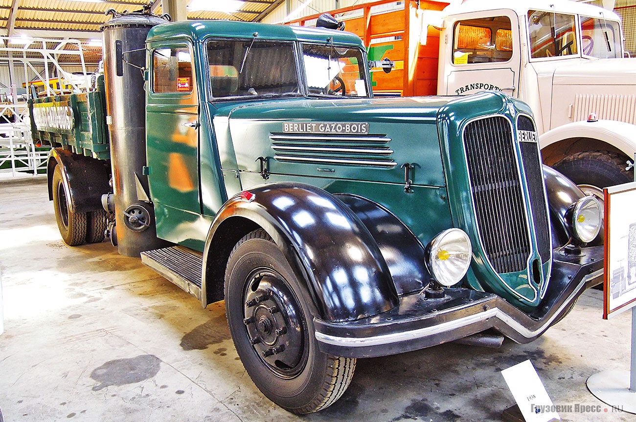 [b]Berliet type VDANG (1938 г.в.)[/b] – грузовик, оснащённый газогенераторной установкой. Компания Берлие ещё в начале 1920-х занялась новым для себя газовым направлением на основе идей французского инженера Жоржа Имбера. В 1919 году он спроектировал газогенератор прямоточного типа, в котором топливо и газифицирующий реагент движутся в одном направлении. Этот принцип намного эффективнее существовавших тогда «деревянных» моторов Ford или Krupp. <br />В автомобильных кругах возобновились даже обсуждения: а смогут ли газогенераторные двигатели стать реальным конкурентом бензиновых и дизельных моторов? Проблема заключалась в том, что в период бурного роста автомобилизации и авиации сильно повысился спрос на нефтепродукты. Это положение стало ещё более обостряться с момента внедрения тракторов в сельском хозяйстве. Всё это отражалось в высоких ценах на топливо. Конечно, в глобальном плане дрова и торфяные брикеты не могли конкурировать с жидким топливом, но мировой экономический кризис 1930-х годов породил безденежье, поэтому отвечая на потребности рынка компания запускает в серию газогенераторный Berliet VDANG – всё-таки дрова в пересчёте на километраж оказывались в 10 раз дешевле бензина
